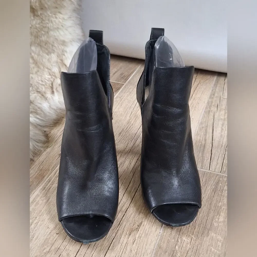 Vince Camuto Black Leather Peep-Toe Ankle Bootie Heels Sz.9.5